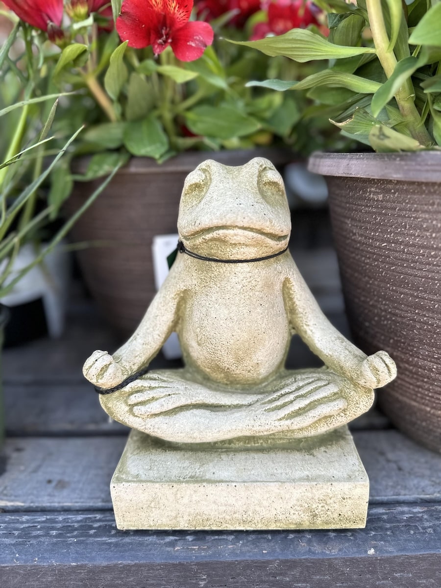 greenery_frog_statue